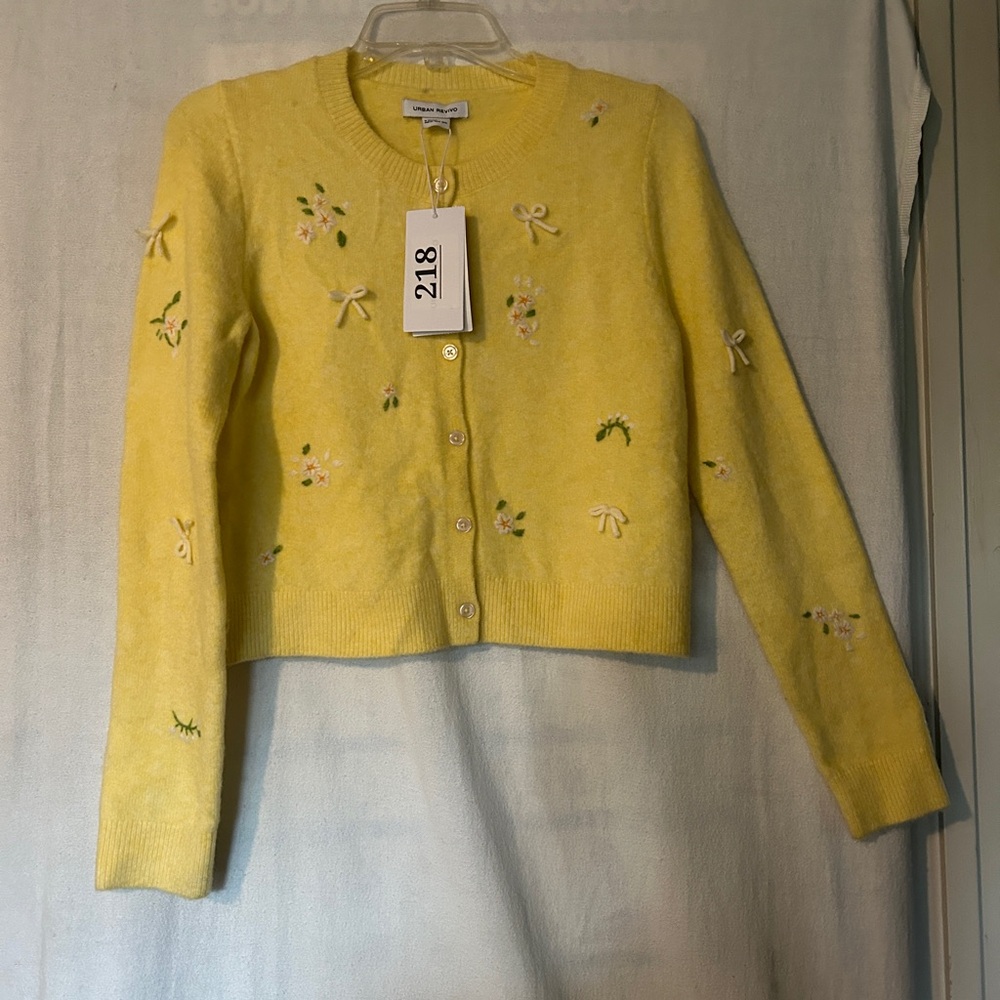 Crop Sweater Yellow with dainty Flowers so Cute NWT Small- Medium New with Tag